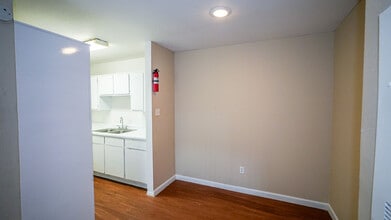 La Esencia Apartments in Houston, TX - Building Photo - Building Photo