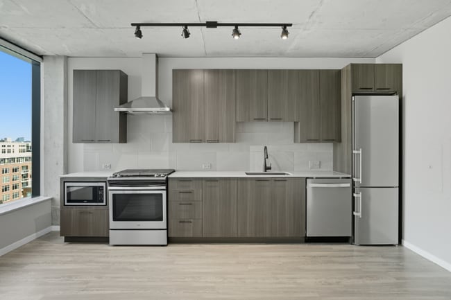 property at 932 W Madison St