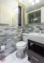 Avenue B, Unit 4A in New York, NY - Building Photo - Building Photo