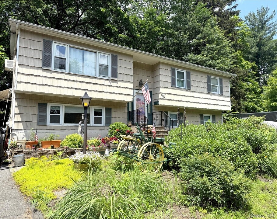 44 S Rockland Ave in Clarkstown, NY - Building Photo