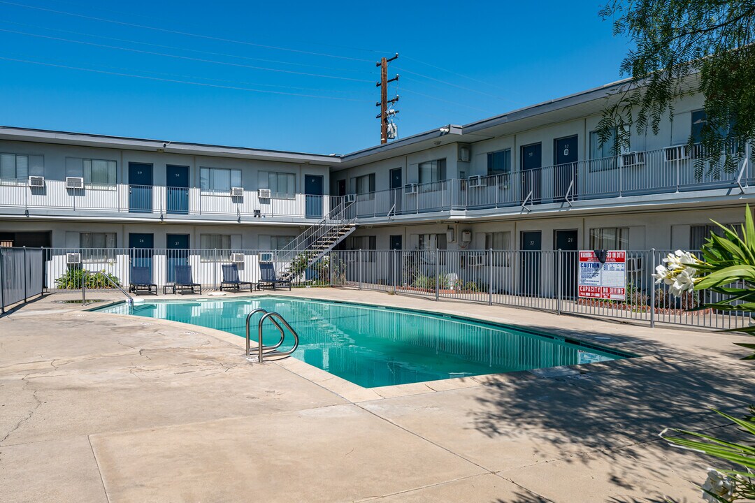 South Pointe in Covina, CA - Foto de edificio