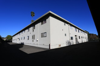 Holiday Apartments in Santa Rosa, CA - Foto de edificio - Building Photo