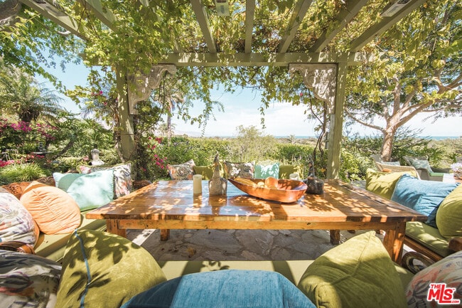 6766 Portshead Rd in Malibu, CA - Building Photo - Building Photo