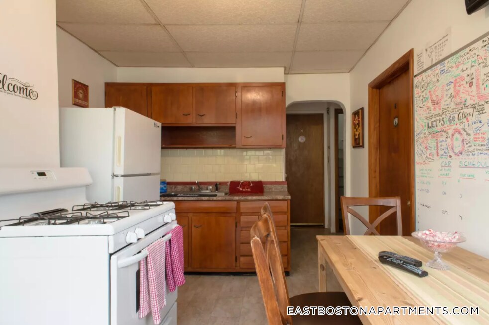 28 Orleans St in Boston, MA - Building Photo