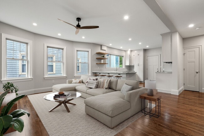 11 Day St, Unit 1 in Cambridge, MA - Foto de edificio - Building Photo