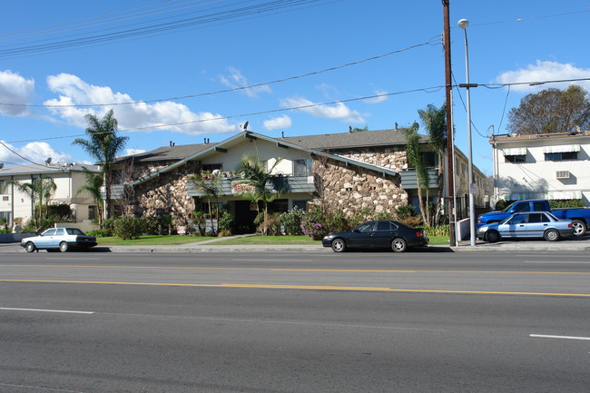 6929 Sepulveda Blvd in Van Nuys, CA - Building Photo - Building Photo