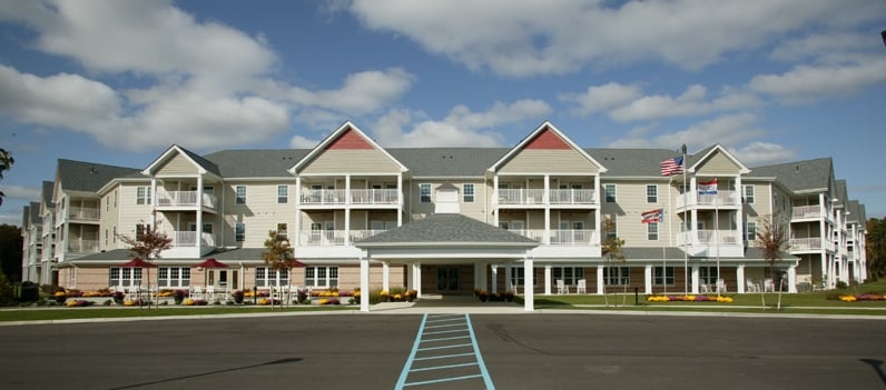 Pinehurst Apartments 55+ in East Patchogue, NY - Foto de edificio