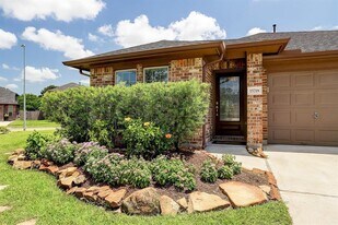 15718 Whispering Green Dr in Cypress, TX - Building Photo