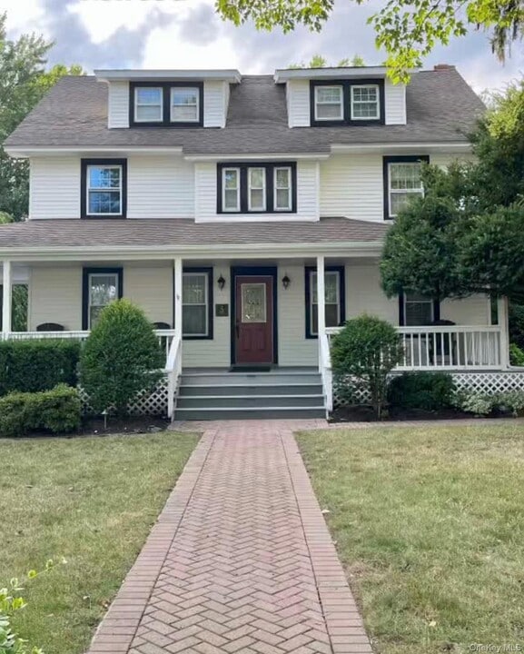 5 Maplewood Rd in Huntington Station, NY - Building Photo