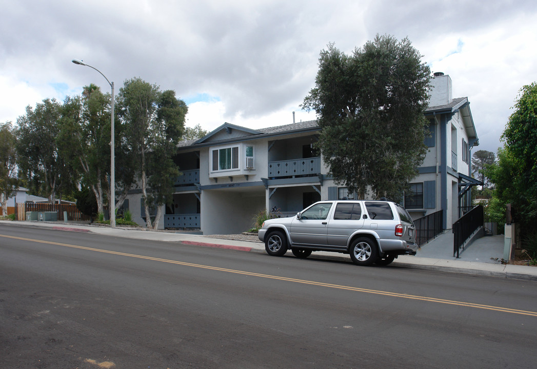 Windsor Chalet in La Mesa, CA - Foto de edificio