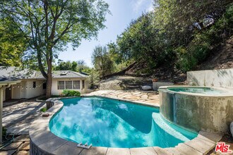 19439 Oxnard St in Los Angeles, CA - Building Photo - Building Photo