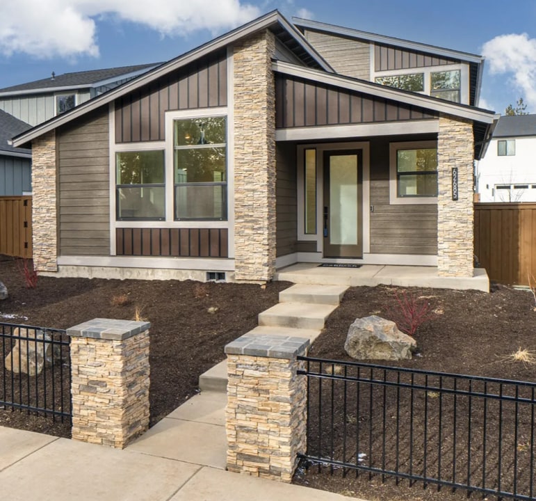 62685 McClain Dr in Bend, OR - Building Photo