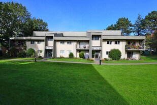 Kamel Point Village Apartments in Victoria, BC - Building Photo