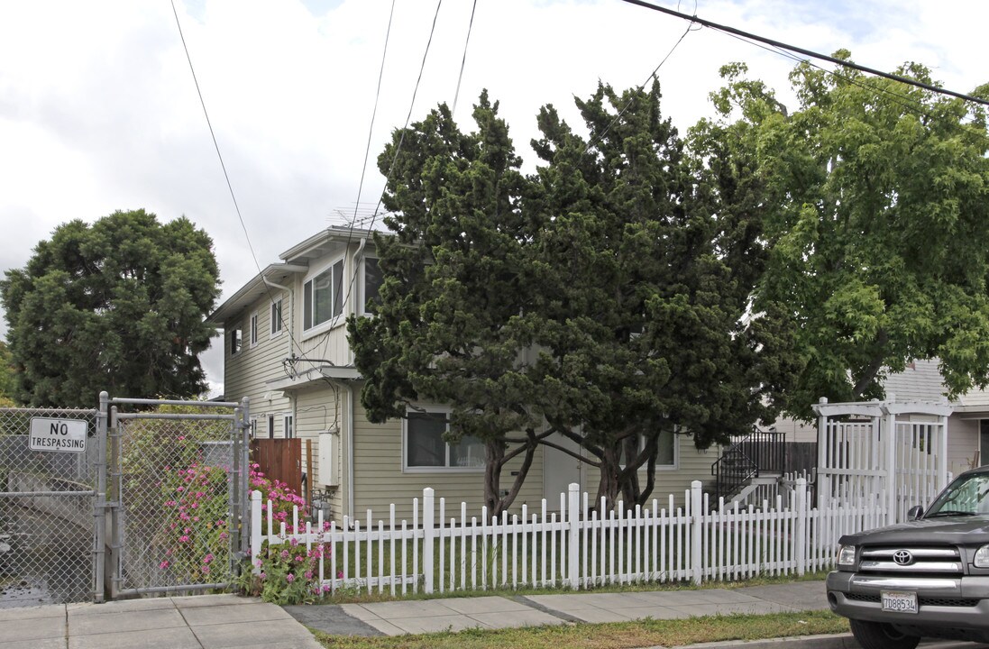 1829-1831 Roosevelt Ave in Redwood City, CA - Building Photo