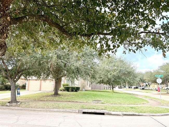 4615 Pin Oak Creek Ln in Houston, TX - Building Photo - Building Photo