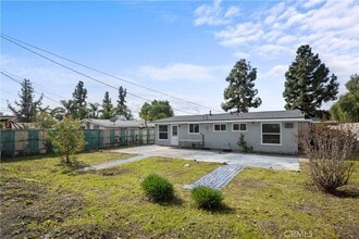 12052 Bromont Ave in San Fernando, CA - Foto de edificio - Building Photo