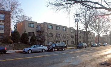 4555 MacArthur Blvd NW in Washington, DC - Building Photo - Building Photo