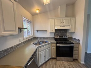 3047 SW Quartz Ave in Redmond, OR - Building Photo - Building Photo