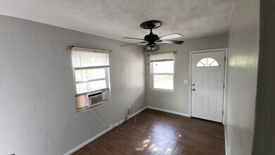 1715 Broxey Court Ne, Unit 3  (RIGHT SIDE) in Winter Haven, FL - Building Photo - Building Photo