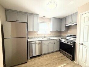 10 Colonial Dr in Rocky Hill, CT - Building Photo - Building Photo