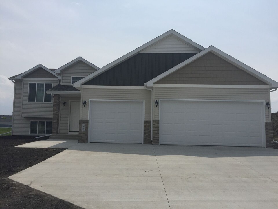 805 27th Ave W in West Fargo, ND - Building Photo