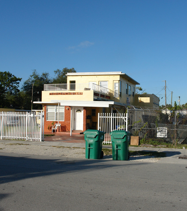 7802 NW 8th Ave in Miami, FL - Foto de edificio - Building Photo