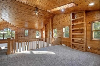 969 Riverside Dr in Suamico, WI - Foto de edificio - Building Photo