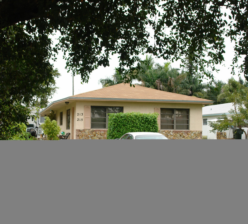 209-215 SE 1st St in Dania Beach, FL - Building Photo