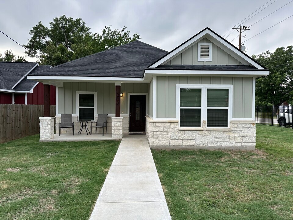 302 Holly Ave in Luling, TX - Building Photo