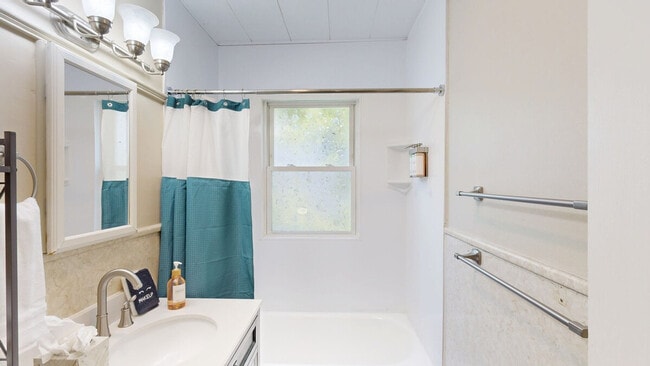 128 1/2 Elm Street-SI ID1380181P, Unit SI ID1380181P in Southbridge, MA - Foto de edificio - Building Photo