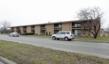 Village Square Apartments in Milwaukee, WI - Building Photo - Building Photo