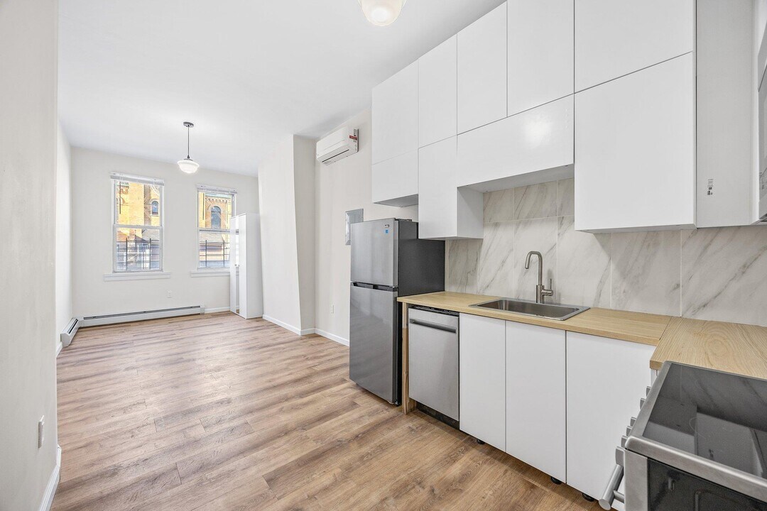18-20 Stanhope St-Unit -1L in Queens, NY - Foto de edificio