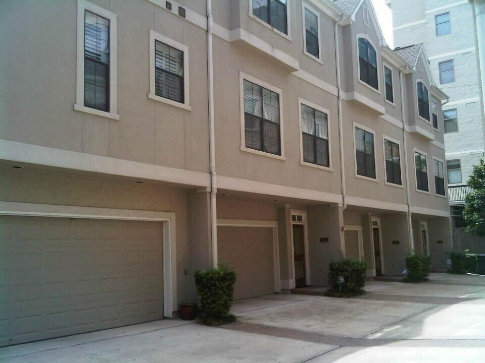 2210 Mid Ln in Houston, TX - Foto de edificio