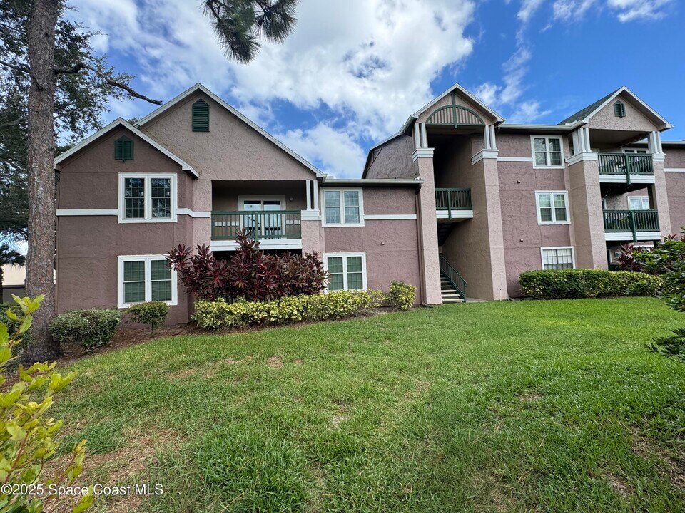 7667 N Wickham Rd in Melbourne, FL - Building Photo