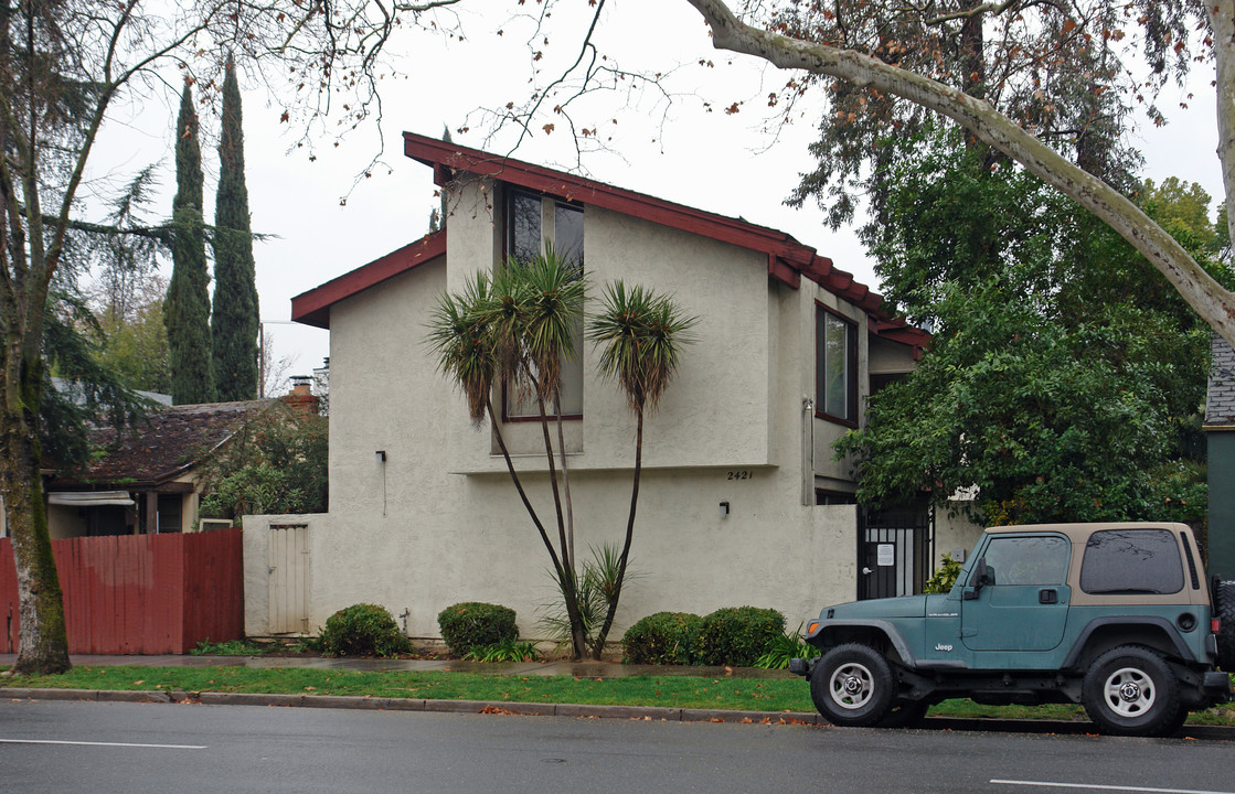 2421 W St in Sacramento, CA - Foto de edificio