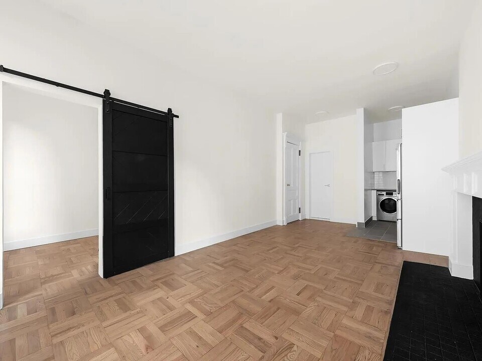 122 W 80th St in New York, NY - Building Photo