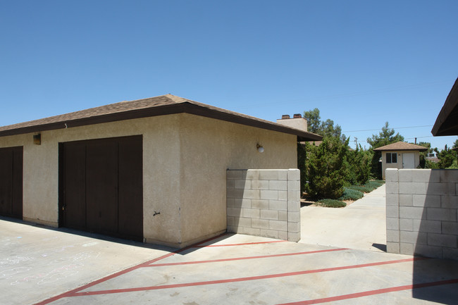 15554 Bear Valley Rd in Victorville, CA - Building Photo - Building Photo