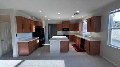 1146 Cabanel Ln in Patterson, CA - Building Photo - Building Photo