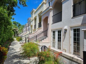 461 Nokomis Ave S in Venice, FL - Building Photo