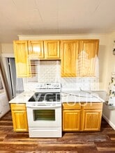 10 Spruce St, Unit 2 in Clinton, MA - Foto de edificio - Building Photo