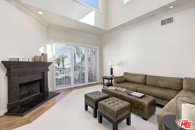 132 S Maple Dr in Beverly Hills, CA - Building Photo - Building Photo