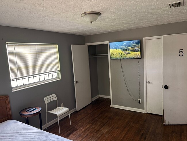 3126 Martha St, Unit Rooms for Rent