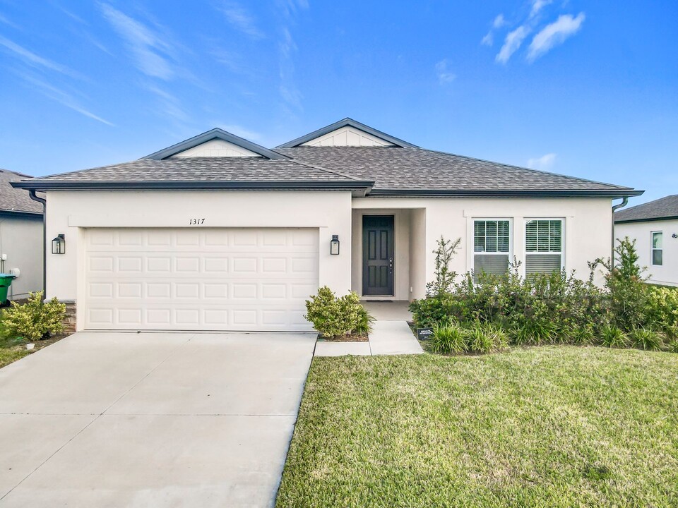 1317 Sterling Pointe Dr in Deltona, FL - Building Photo