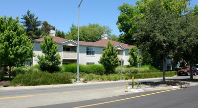 Pecan Court Apartments in Napa, CA - Foto de edificio - Building Photo