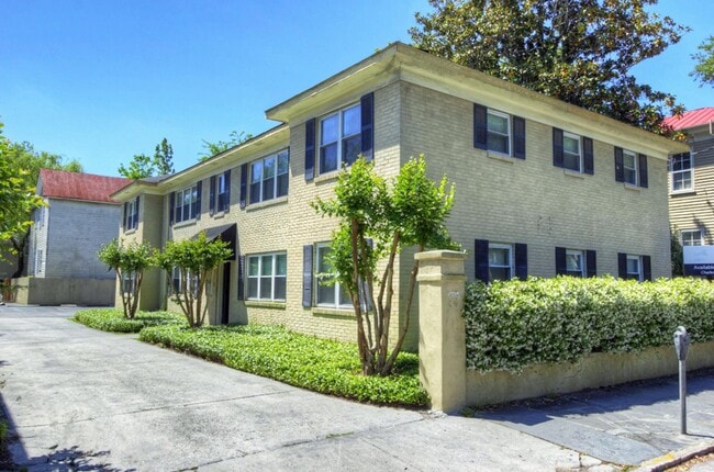 117 Wentworth St in Charleston, SC - Building Photo - Building Photo
