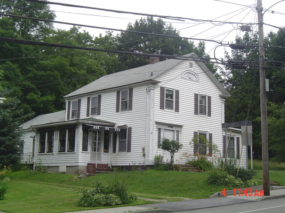 18 Main St, Unit C in North Bennington, VT - Building Photo