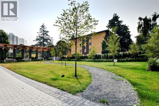 5883 Barker Ave in Burnaby, BC - Building Photo - Building Photo