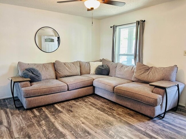 7812 Oak Forest Dr in Pensacola, FL - Building Photo - Building Photo