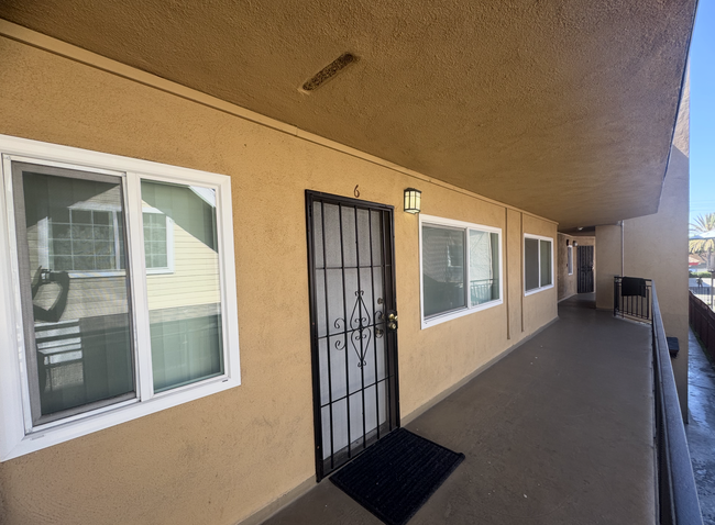 951 Locust Ave, Unit 7 in Long Beach, CA - Foto de edificio - Building Photo