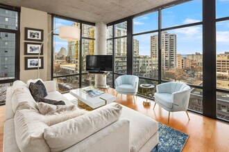 2720 3rd Ave in Seattle, WA - Foto de edificio - Building Photo